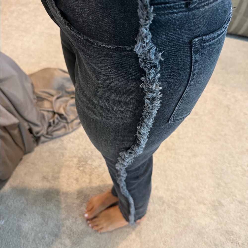Good American  Frayed Hem Jeans - Black